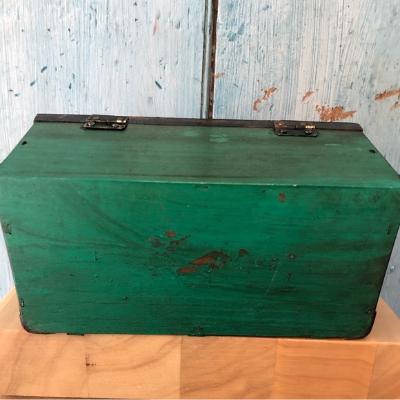 Mini Wells Fargo & Co. green trunk with nailed wooden trim & little metal latch - Picture 6 of 11